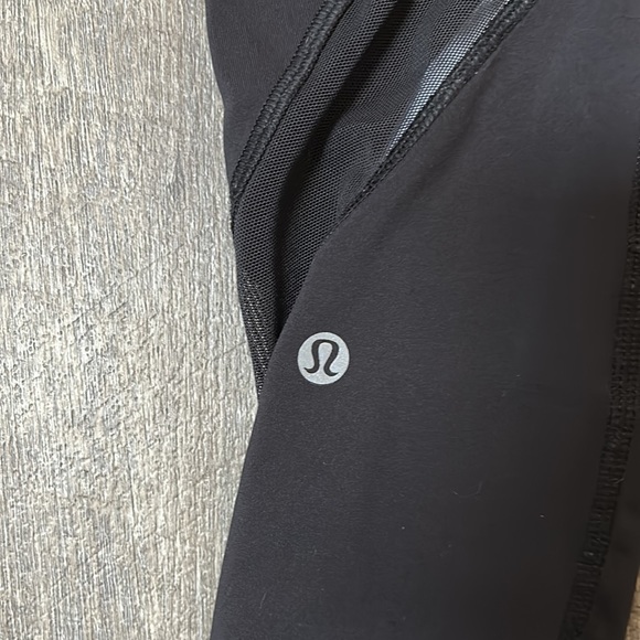 Lululemon Black Mesh Side Pocket Cropped Leggings Size 4 - Picture 6 of 8